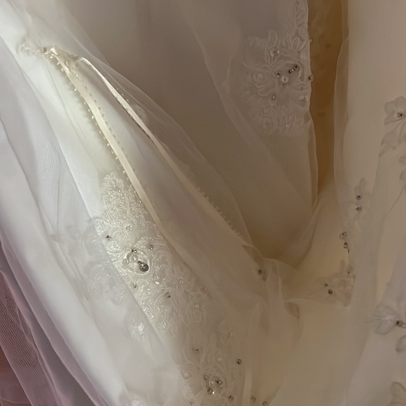 Size 12 David’s bridal wedding gown. Used once. Needs cleaning but excellent - Picture 10 of 10